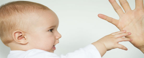 عوامل تعزّز التطوّر اللغوي لدى الرضّع