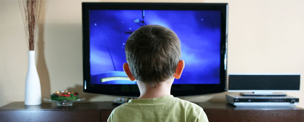 دراسة: التلفاز يؤثر سلبياً على قدرات الطفل