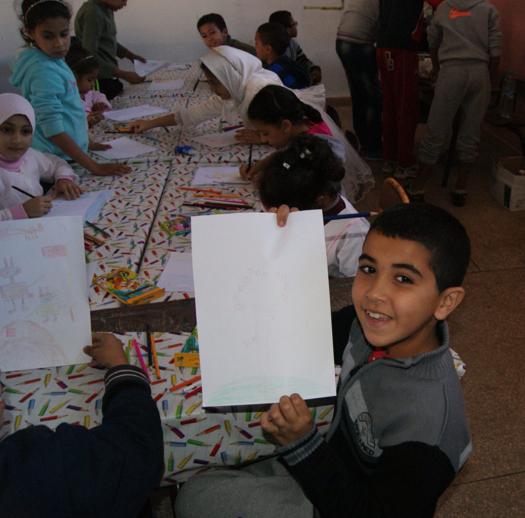 ورشة رسم فنية للأطفال تحت شعار "لنرسم