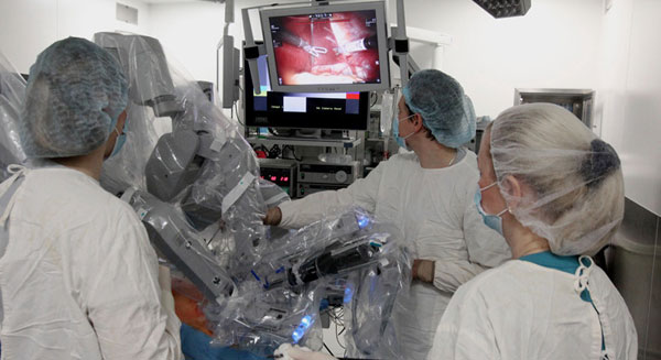 أول عملية روبوت جراحية