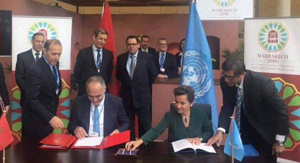 التوقيع على اتفاقية المقر التي تترجم التزام المغرب بشكل رسمي بتنظيم مؤتمر (كوب 22)