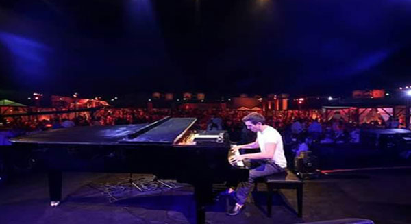 الفنان الأردني زيد ديراني من رواد فن العزف على آلة البيانو